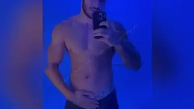 Je me branle sous les lumières néon