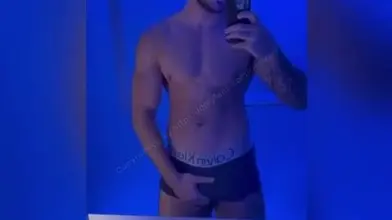 Je me branle sous les lumières néon