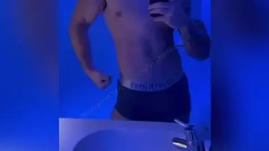 Je me branle sous les lumières néon