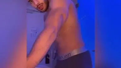 Je me branle sous les lumières néon