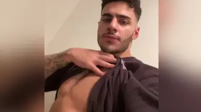 J'enlève mon t-shirt pour montrer mon corps tatoué et ma bite dure