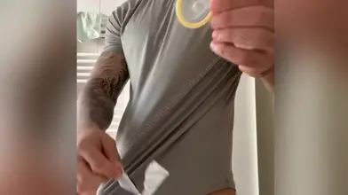 POV en gros plan de ma bite qui se branle jusqu'à jouir