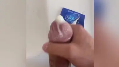 POV en gros plan de ma bite qui se branle jusqu'à jouir