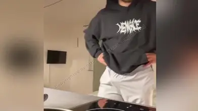 Je me branle jusqu'à envoyer une énorme giclée sur le sol