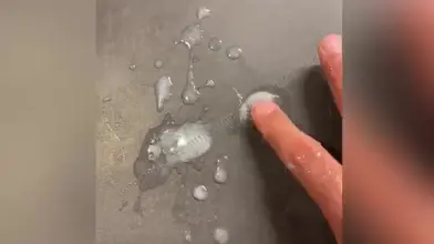 Je me branle jusqu'à envoyer une énorme giclée sur le sol