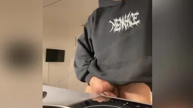 Je me branle jusqu'à envoyer une énorme giclée sur le sol