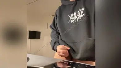 Je me branle jusqu'à envoyer une énorme giclée sur le sol