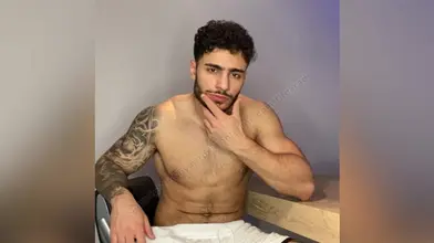 Je laisse tomber ma serviette pour te montrer chaque centimètre de mon corps