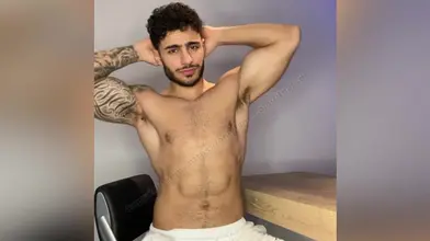 Je laisse tomber ma serviette pour te montrer chaque centimètre de mon corps