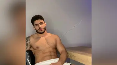 Je laisse tomber ma serviette pour te montrer chaque centimètre de mon corps