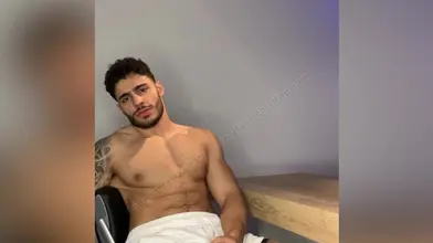 Je laisse tomber ma serviette pour te montrer chaque centimètre de mon corps