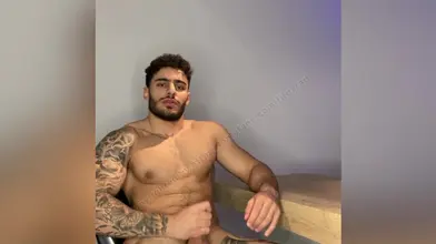 Je laisse tomber ma serviette pour te montrer chaque centimètre de mon corps