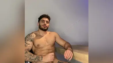 Je laisse tomber ma serviette pour te montrer chaque centimètre de mon corps