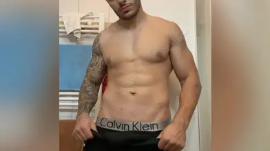 Je baisse mon Calvin Klein et je me branle avec mes chaussettes Nike