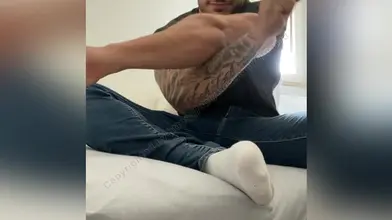 Chill sur le canapé en jean et je sors ma bite