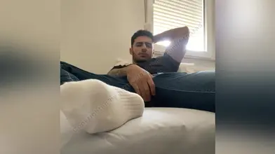 Chill sur le canapé en jean et je sors ma bite