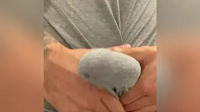 Je relève mon tee gris pour montrer mes abdos puis je sors ma bite