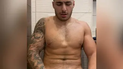 Je relève mon tee gris pour montrer mes abdos puis je sors ma bite