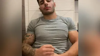 Je relève mon tee gris pour montrer mes abdos puis je sors ma bite