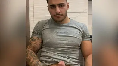 Je relève mon tee gris pour montrer mes abdos puis je sors ma bite