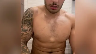 Je relève mon tee gris pour montrer mes abdos puis je sors ma bite