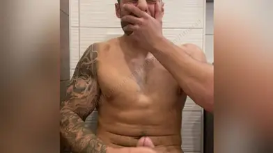 Je relève mon tee gris pour montrer mes abdos puis je sors ma bite