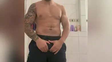 Je me regarde dans le miroir puis je me branle tout nu