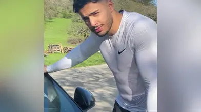 J'enlève mon t-shirt dans le parc et je montre mon corps