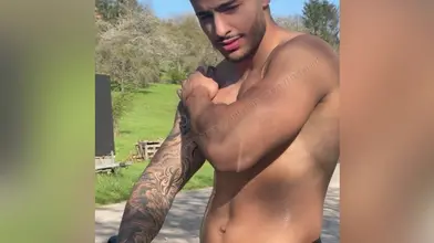 J'enlève mon t-shirt dans le parc et je montre mon corps