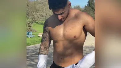 J'enlève mon t-shirt dans le parc et je montre mon corps