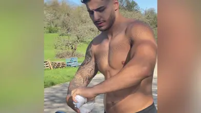 J'enlève mon t-shirt dans le parc et je montre mon corps