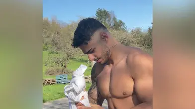 J'enlève mon t-shirt dans le parc et je montre mon corps