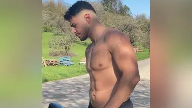 J'enlève mon t-shirt dans le parc et je montre mon corps