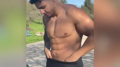 J'enlève mon t-shirt dans le parc et je montre mon corps