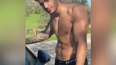 J'enlève mon t-shirt dans le parc et je montre mon corps