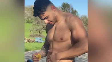 J'enlève mon t-shirt dans le parc et je montre mon corps