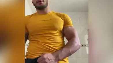 Je soulève mon t-shirt jaune pour montrer mes abdos et te faire envie