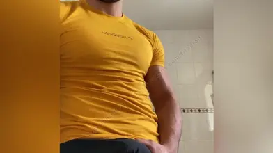 Je soulève mon t-shirt jaune pour montrer mes abdos et te faire envie