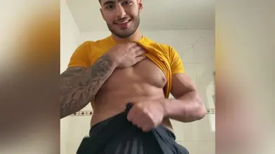 Je soulève mon t-shirt jaune pour montrer mes abdos et te faire envie