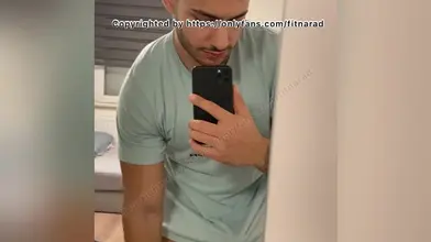 Je me branle dans la cabine d'essayage avec mon t-shirt Under Armour