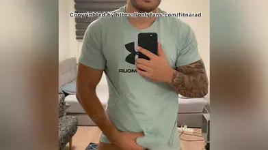 Je me branle dans la cabine d'essayage avec mon t-shirt Under Armour