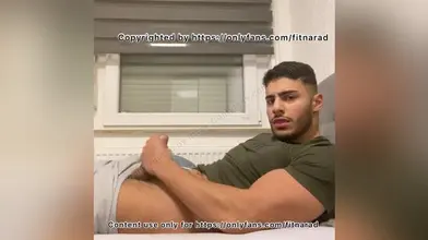 Je me branle près de la fenêtre avec mon t-shirt vert armée et mon short blanc