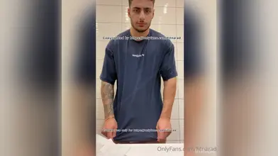 Je soulève mon tee Vanquish pour te montrer ce qu'il y a dessous