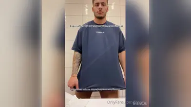Je soulève mon tee Vanquish pour te montrer ce qu'il y a dessous