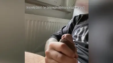 Je me branle lentement et fort jusqu'à éjaculer