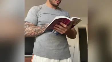 Je lis mon livre puis je baisse mon short blanc pour te montrer ma bite