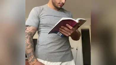 Je lis mon livre puis je baisse mon short blanc pour te montrer ma bite