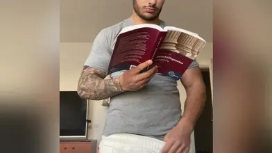 Je lis mon livre puis je baisse mon short blanc pour te montrer ma bite