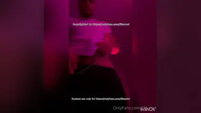 Je me branle sous des néons rouges sur mon lit