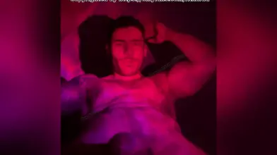 Je me branle sous des néons rouges sur mon lit